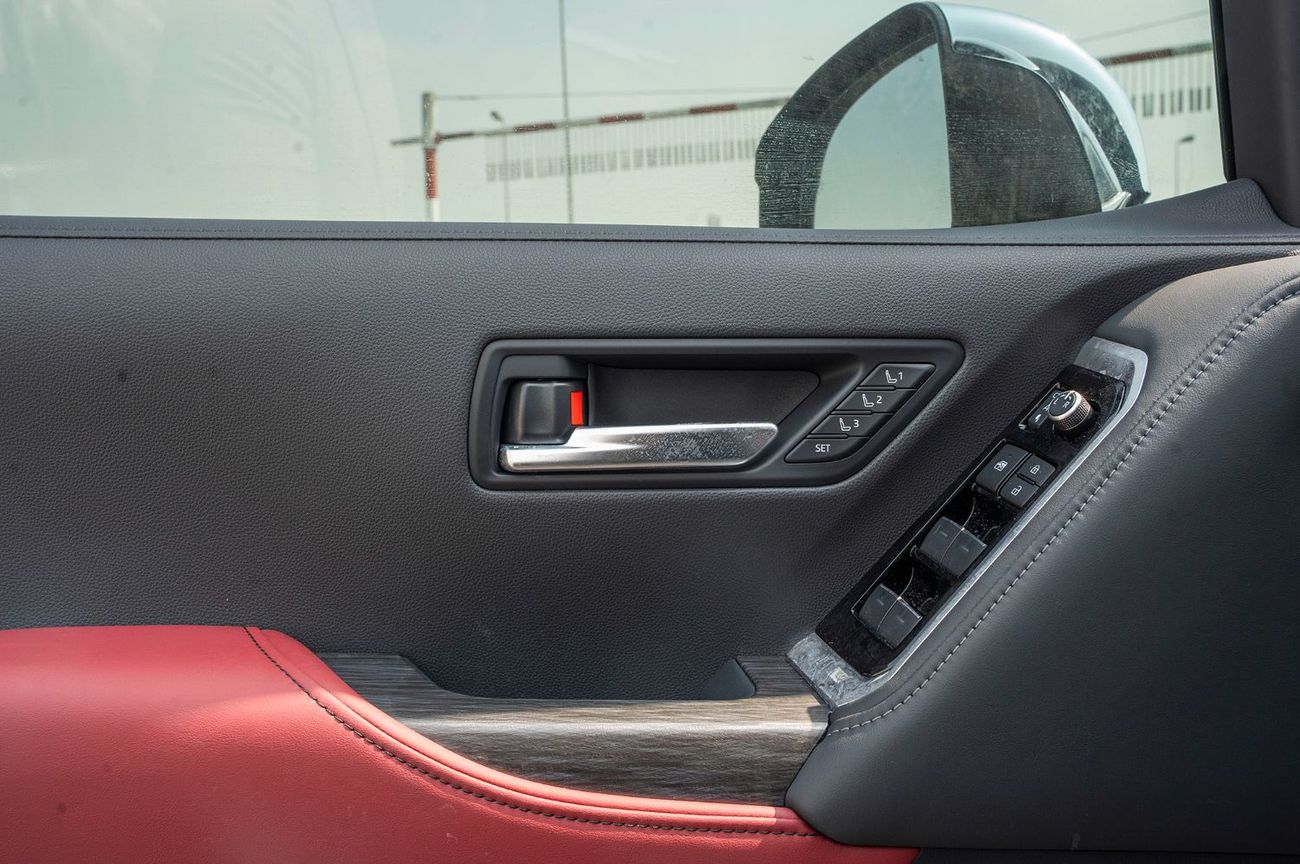 تويوتا لاند كروزر 2026 Toyota LC300 VXR 3.5L Hybrid AT (Black -red)