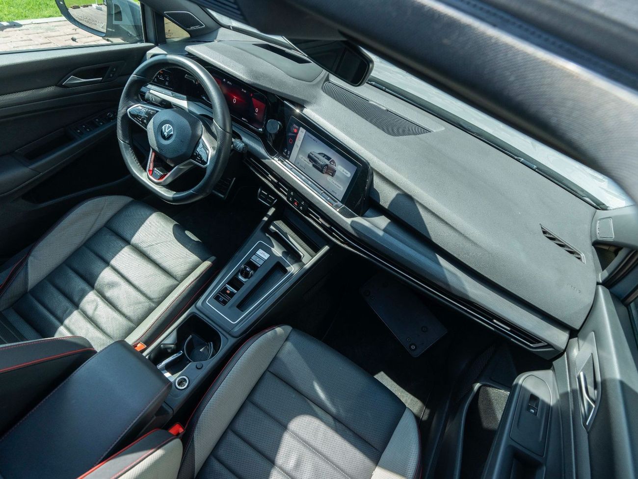 Volkswagen Golf GTI AED 1,808 PM • GTI P2 FULL • LOW KM • OFFICIAL VOLKSWAGEN WARRANTY UNTIL 2026 • STUNNING COLOUR