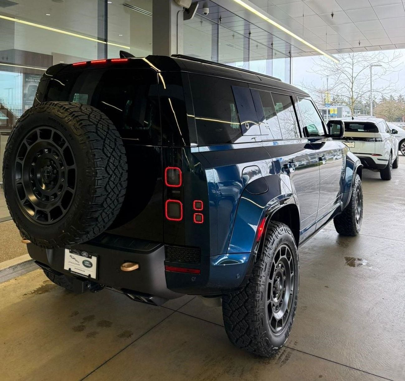 لاند روفر ديفندر P635 V8 OCTA Brand New * EXPORT Price *