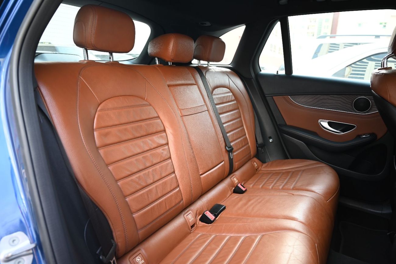 Mercedes-Benz GLC 300 4MATIC 2.0L EMI 1230 AED - GCC - MERCEDES GLC 300 4MATIC - ORIGINAL PAINT - WELL MAINTAINE