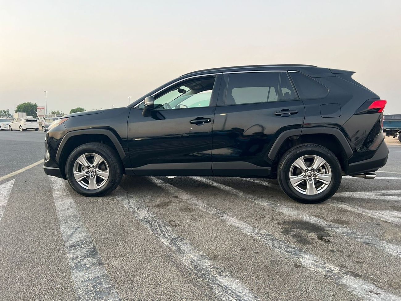 تويوتا راف ٤ 2022 TOYOTA RAV4 XLE - 4Wheel Drive 4X4 - PUSH START - ELECTRIC SEATS - VERY GOOD CONDITION