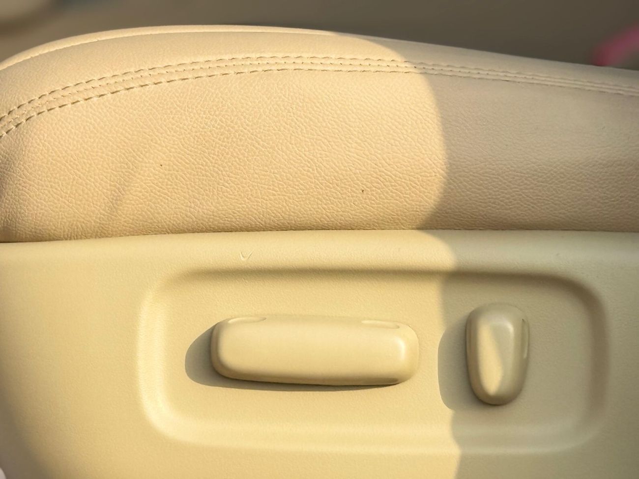 Toyota Land Cruiser Toyota Landcruiser Lc200,2015 grey colour and biegie interior ,Gcc specs LHD petrol engine..8seaters