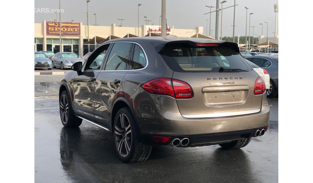 Porsche Cayenne Porsche Cayenne model 2011 GCC car prefect condition full option low mileage one owner blinde spot b