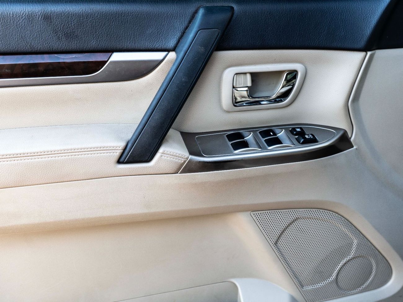 Mitsubishi Pajero GLS Base 3.5L (7 Seater)