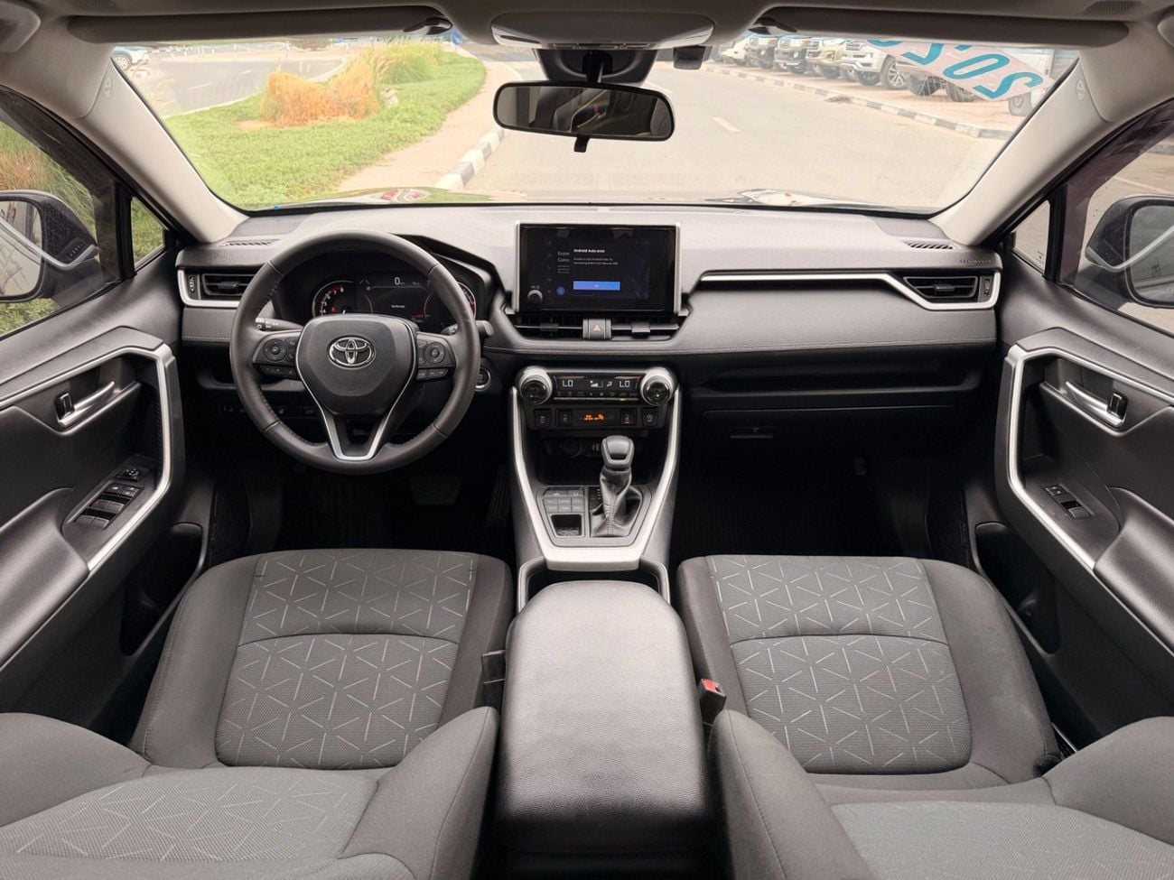 Toyota RAV4 XLE 2.5L  4X4 Sunroof, push start full option