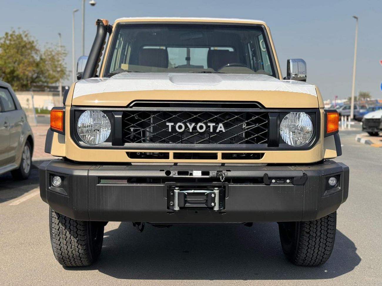 تويوتا لاند كروزر بيك آب DC 2.8L TURBODIESEL AUTOMATIC TRANSMISSION ( FOR RE-EXPORT ONLY )