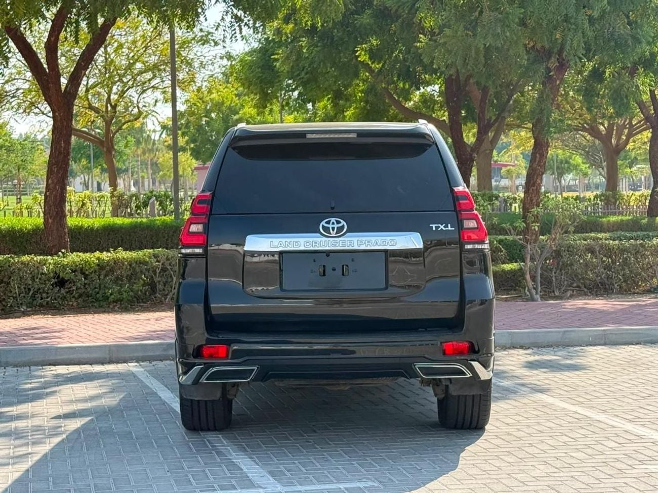 تويوتا برادو TX-L موديل 2023، محرك بنزين V6 سعة 4.0 لتر، اللون أسود، ناقل حركة أوتوماتيكي، مقاعد جلدية سوداء، 7 مقاعد،