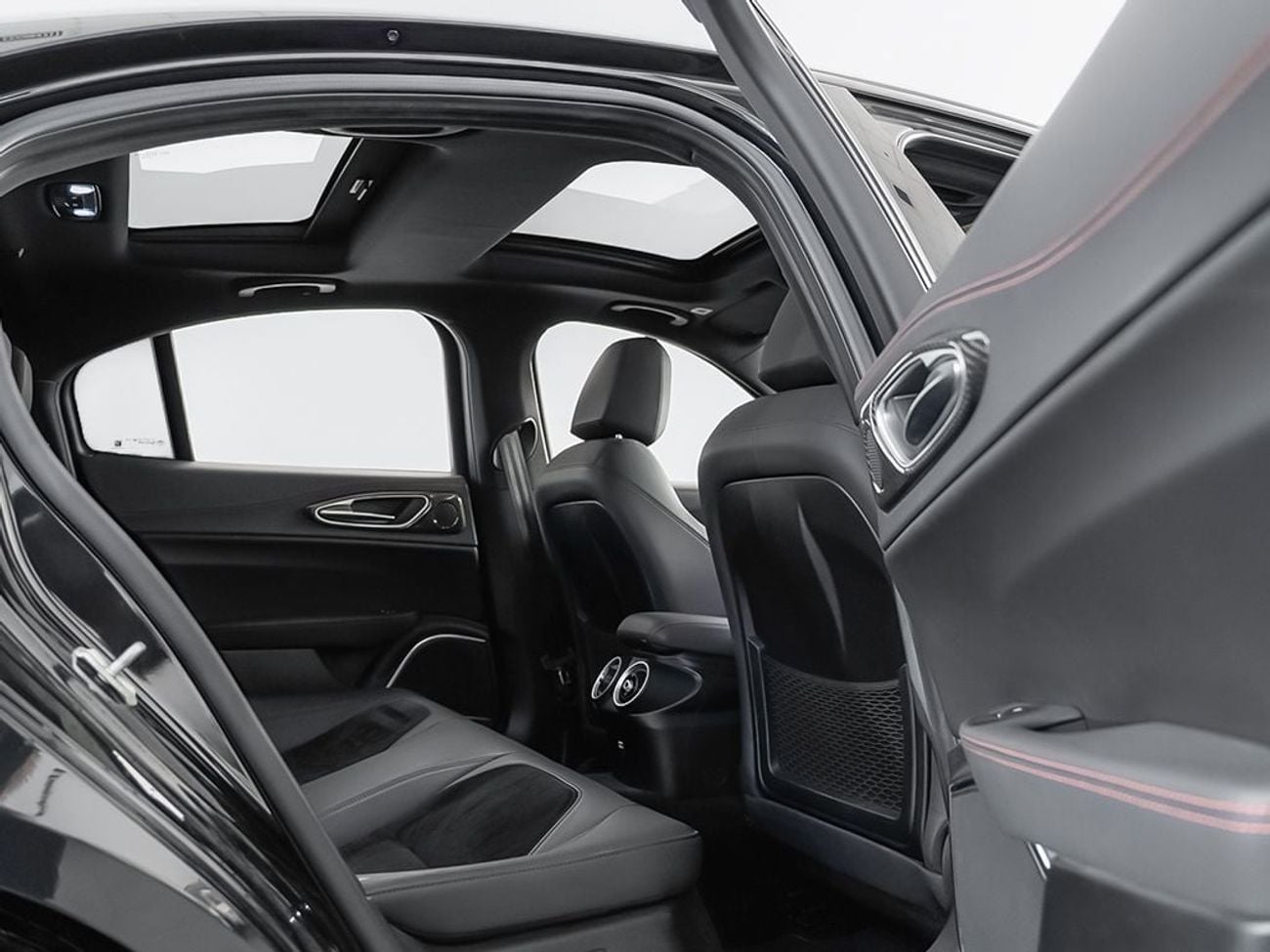 ألفا روميو جوليا 2023 Alfa Romeo Giulia Estrema / Alfa Romeo Warranty