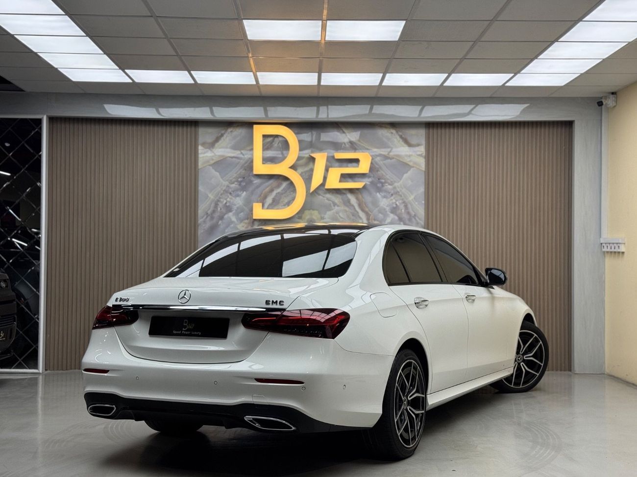 Mercedes-Benz E300 Premium + 2.0L