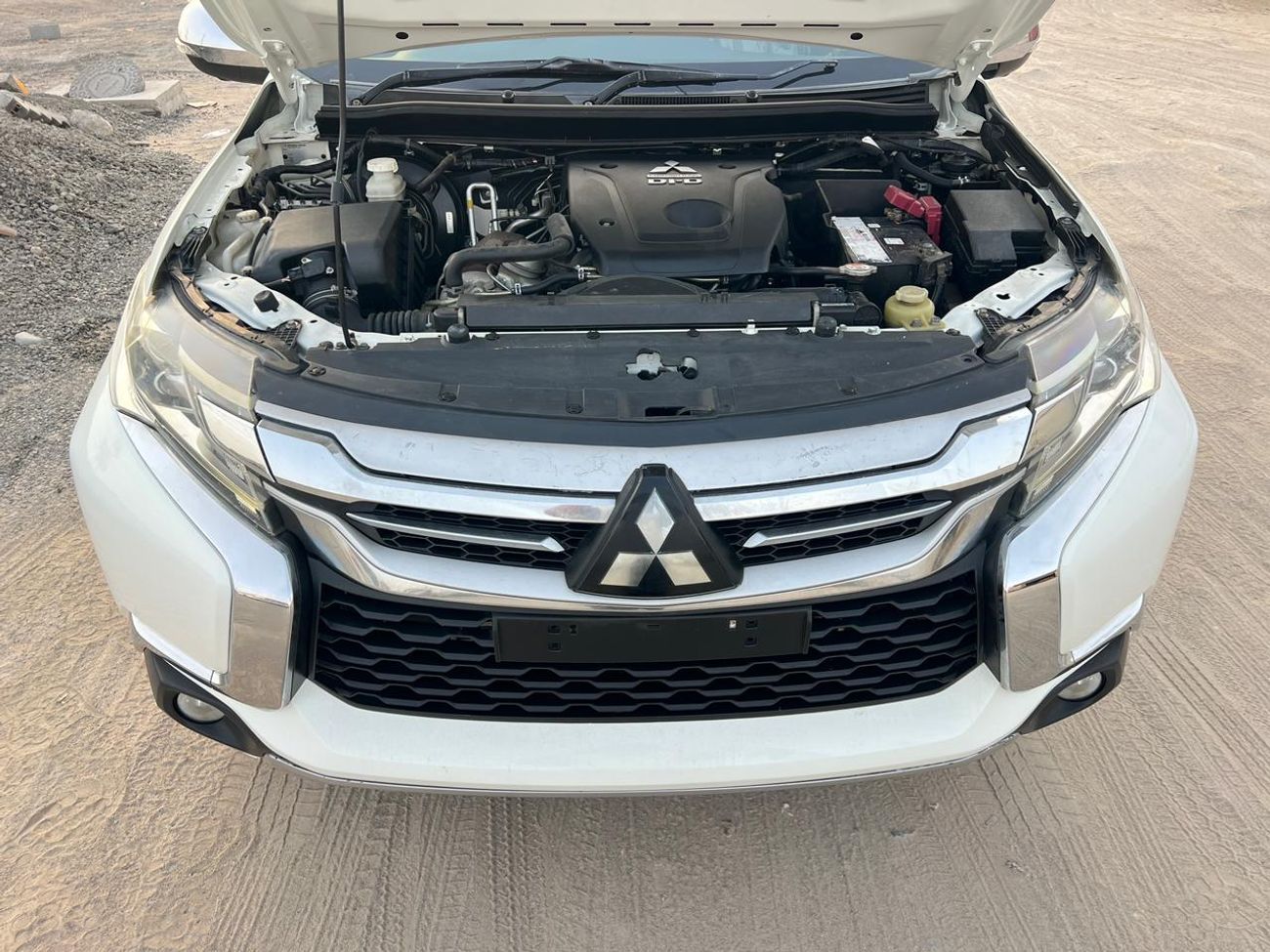 ميتسوبيشي باجيرو diesel 2.4 liter ,right hand drive only for export available ,full options