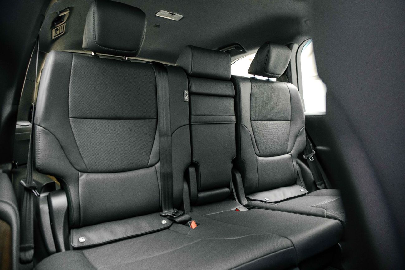 تويوتا لاند كروزر GXR 4.0L - Pearl White Inside Black | Export Only