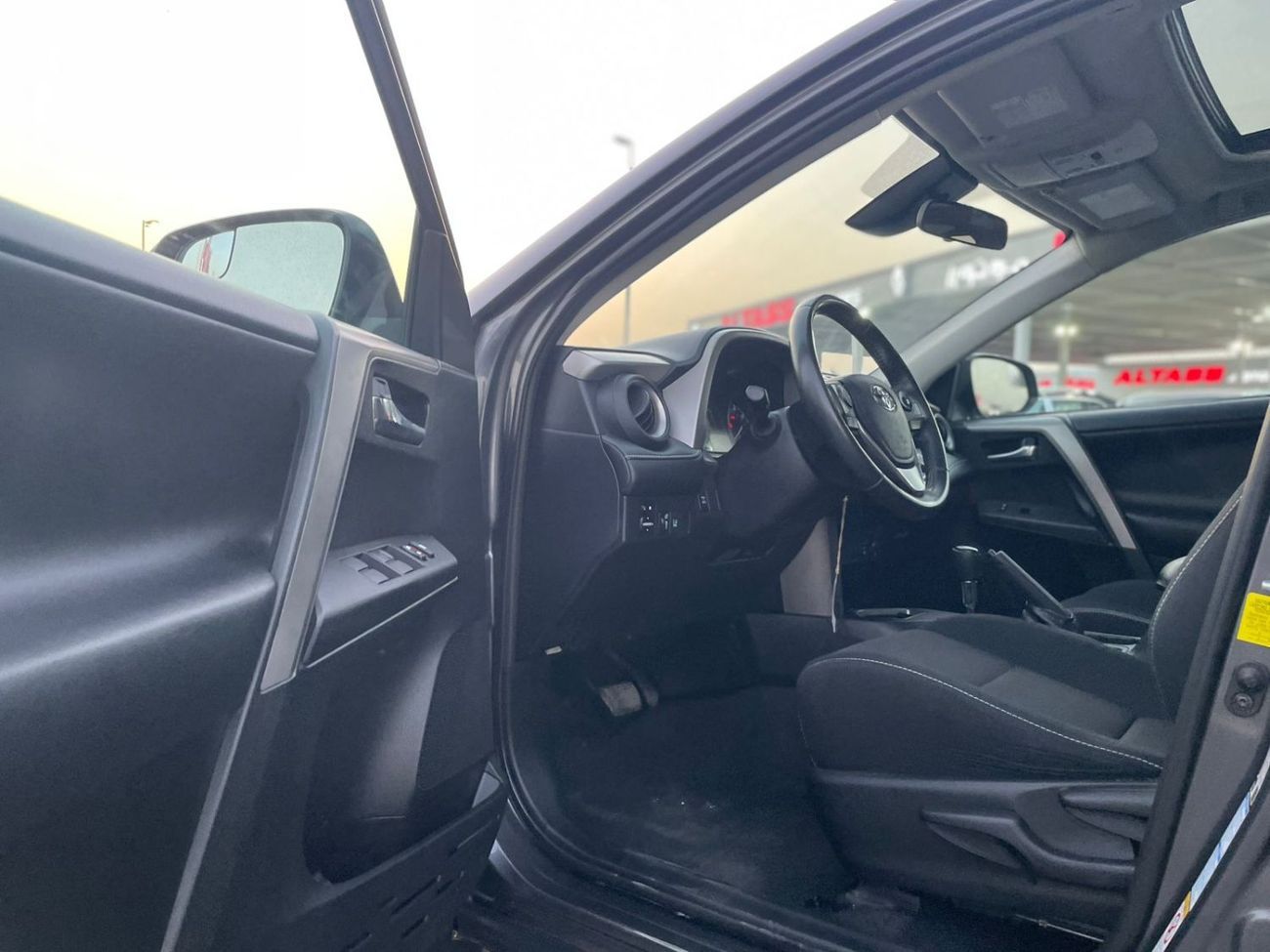 Toyota RAV4 2017 Toyota Rav4 XLE 2.5L V4 Full Option - 4x4 AWD - Sunroof