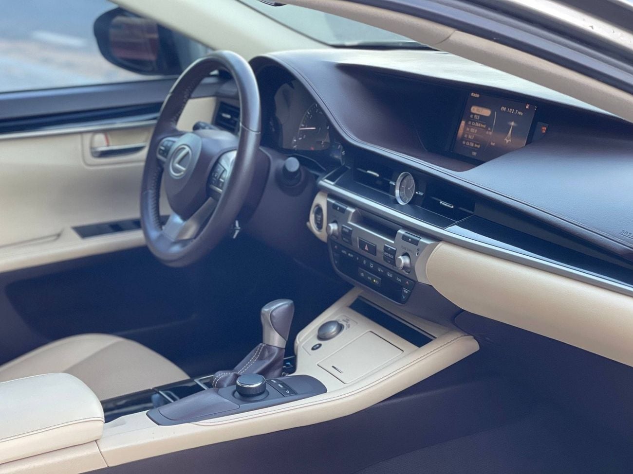 لكزس ES 350 3.5 V6 /PLATINUM COLOR / SCREEN /COOLING AND HEATING SEATS  / IN PERFECT CONDITION