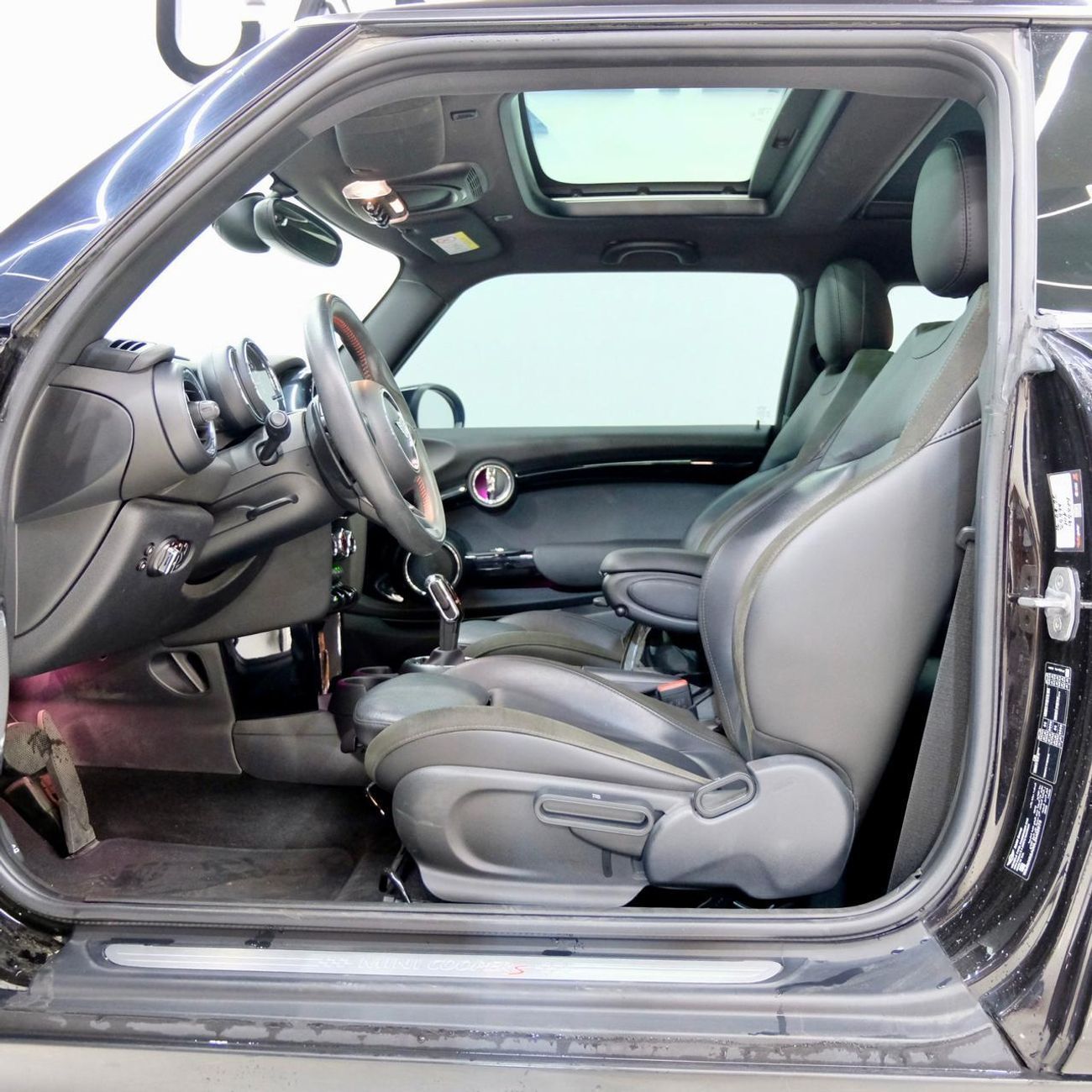 Mini Cooper S 2.0L (4 Seater) AED 1,077 P.M l 0% Down Payment l Mini Cooper S l 1 Year Warranty l FREE REG - END