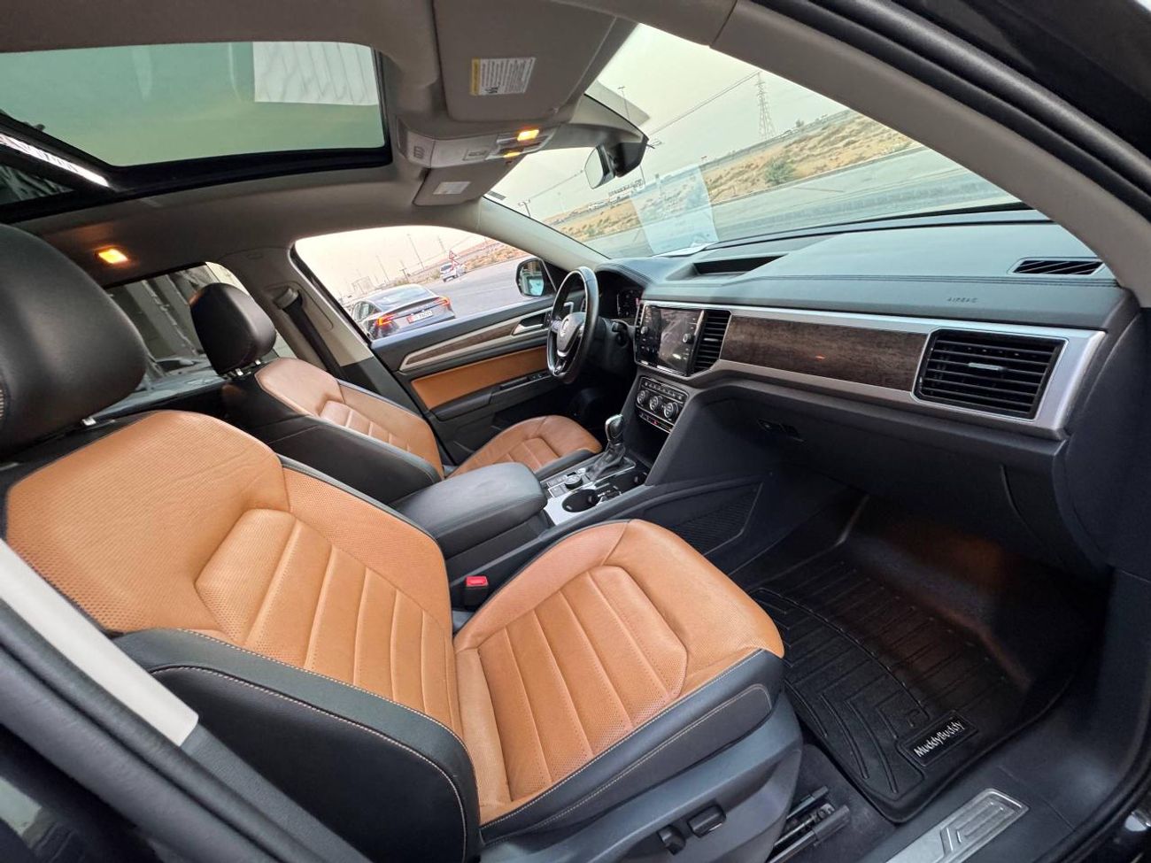 فولكس واجن اطلس R-LINE / 4MOTION / V6 3.6L / فتحة سقف بانورامية / بحالة ممتازة / رادار