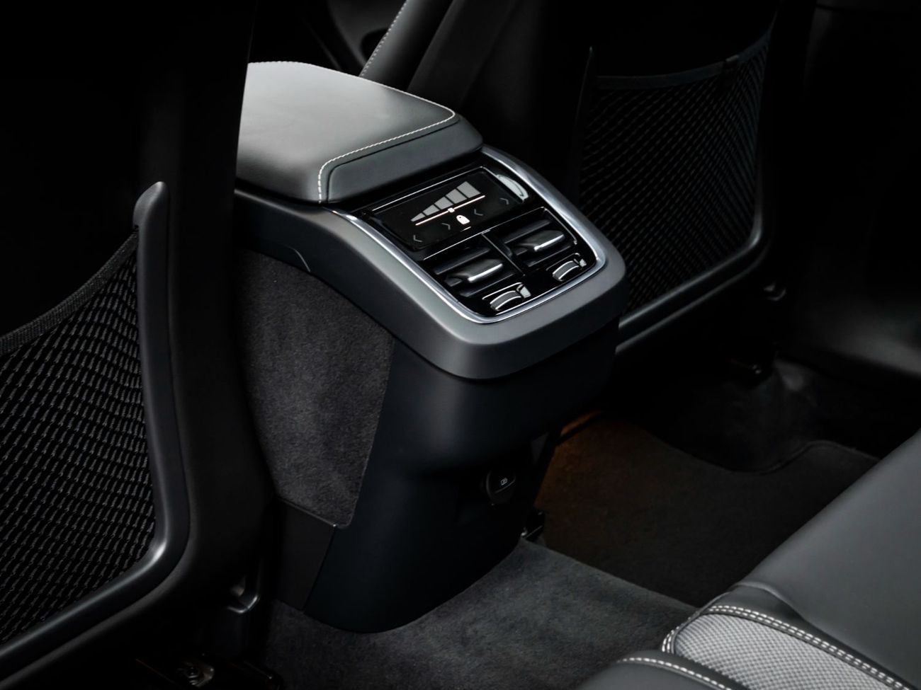 فولفو XC 60 2.0T B5 MHEV R Design (AWD)