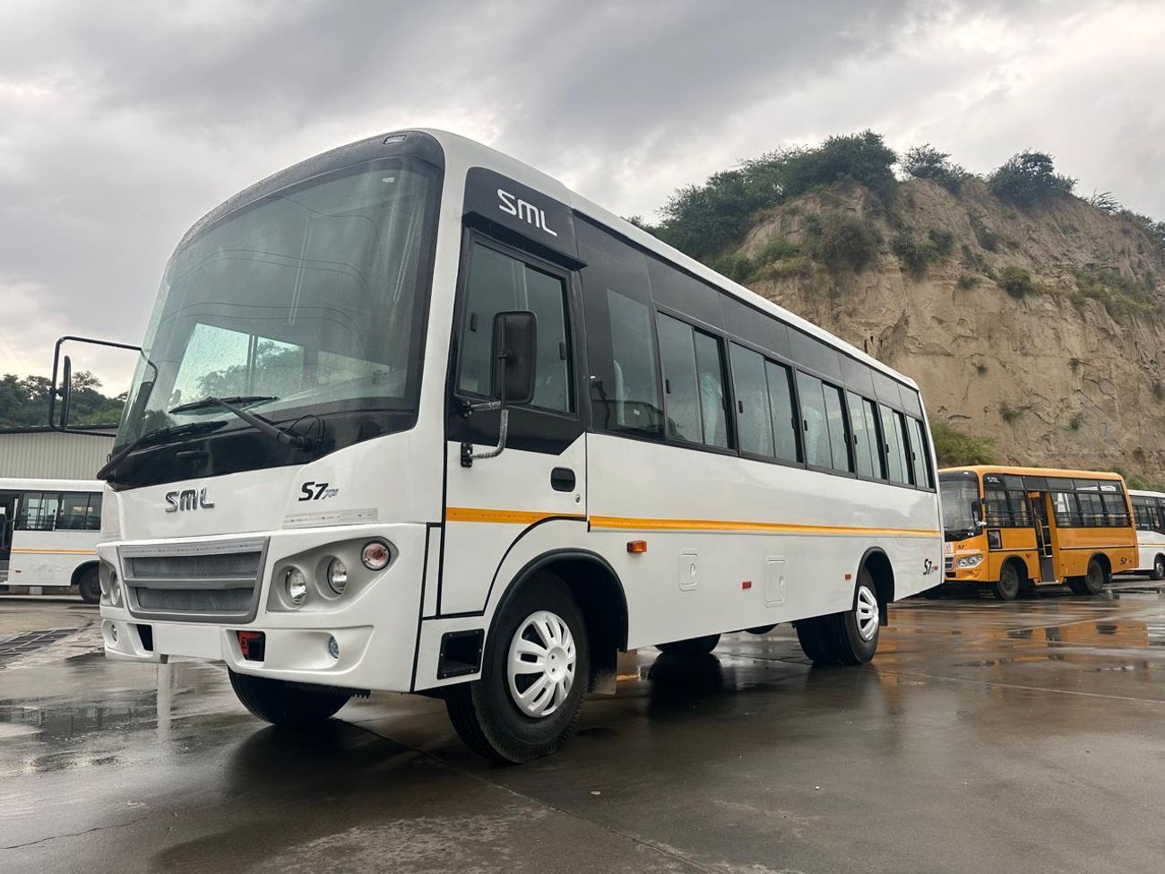 إس إم إل إيسوزو S7 بس SML-Isuzu S7 Bus 3455cc 33 SEATER Double Door AC Diesel MT