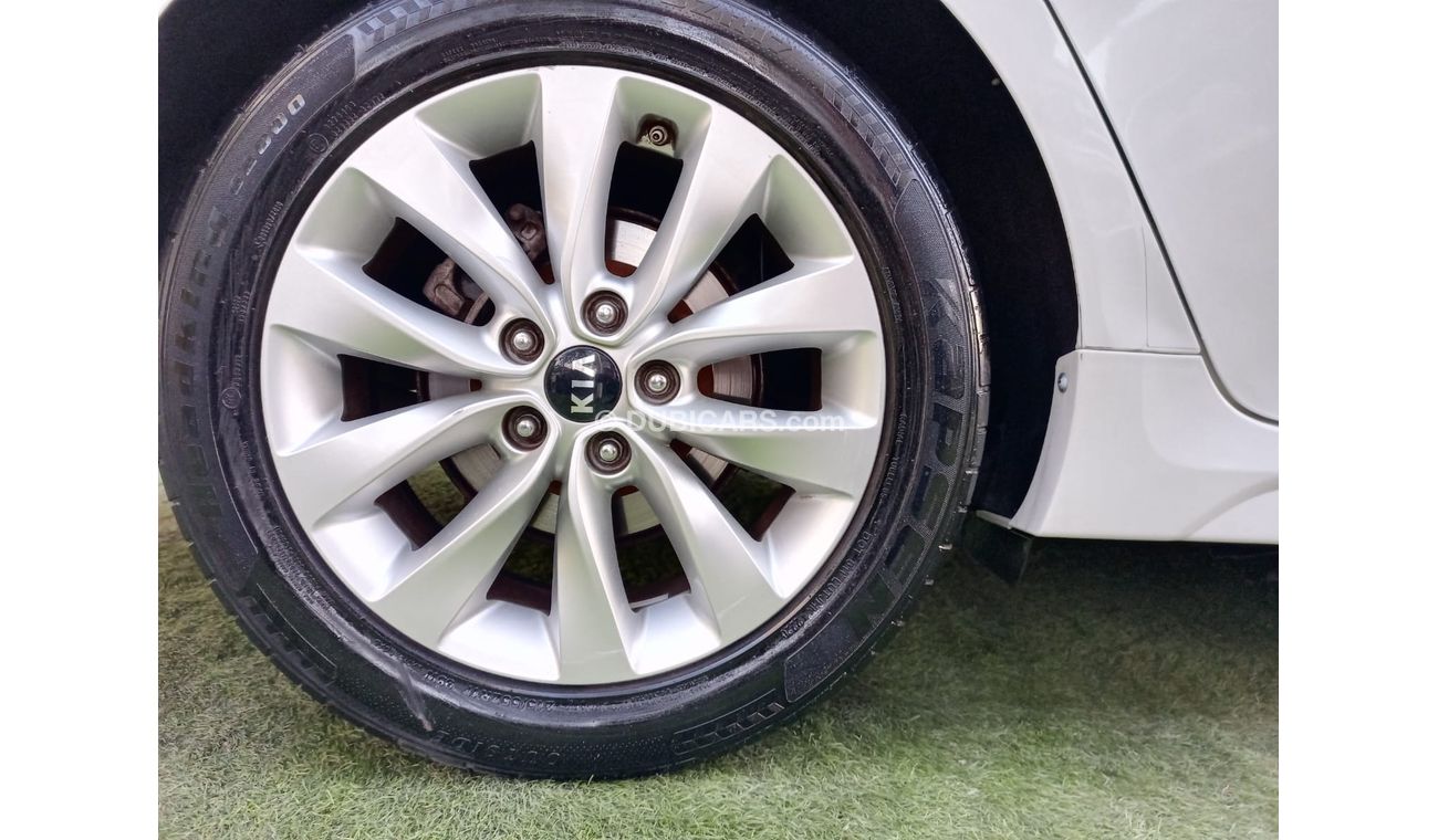 Kia Optima 2016 model, cruise control, sensor wheels, camera screen, in excellent condition, you do not need an