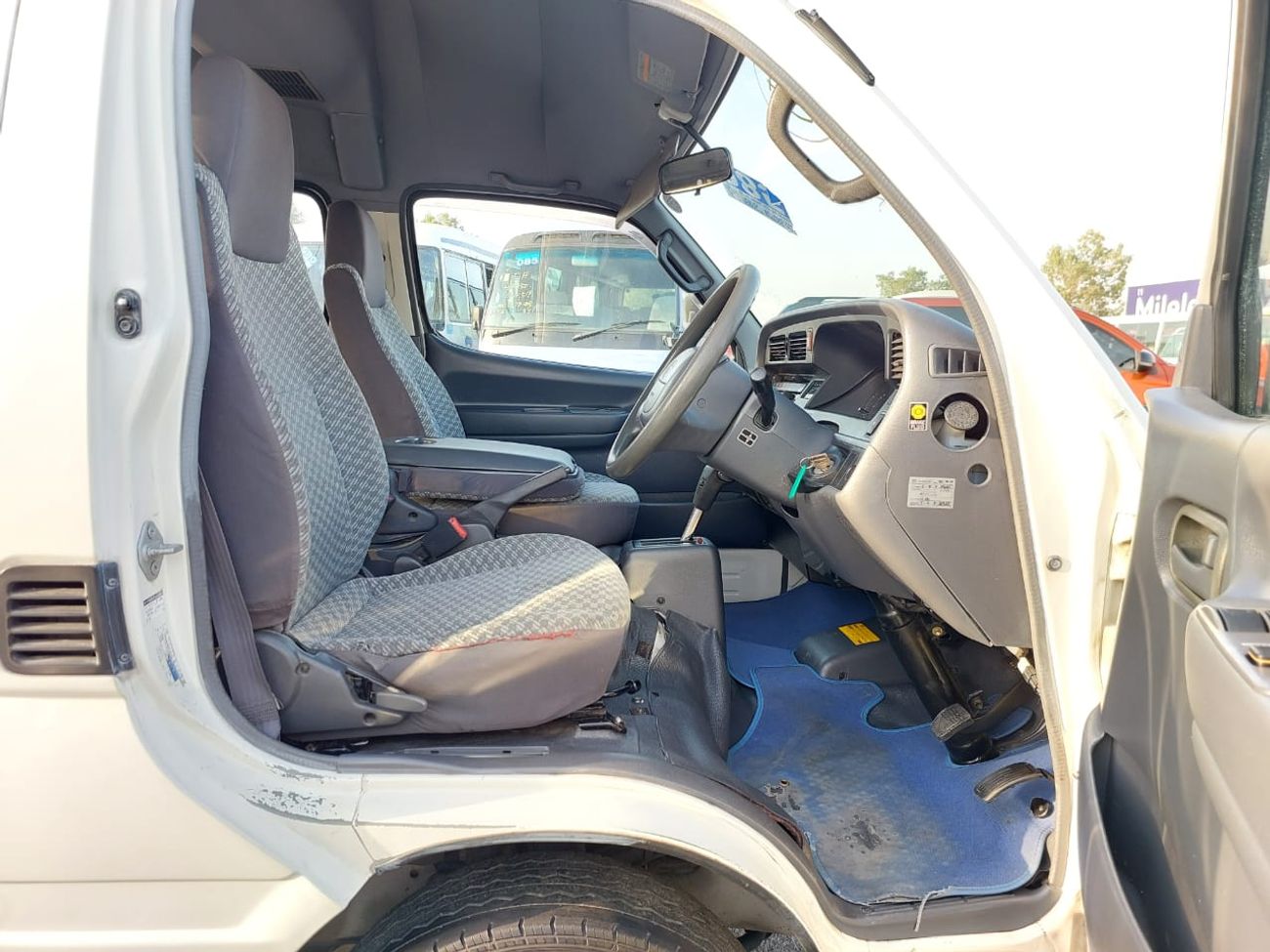 Toyota Hiace TOYOTA HIACE VAN RHD 2000 MODEL 3.0 L DIESEL AUTOMATIC(PM02372)