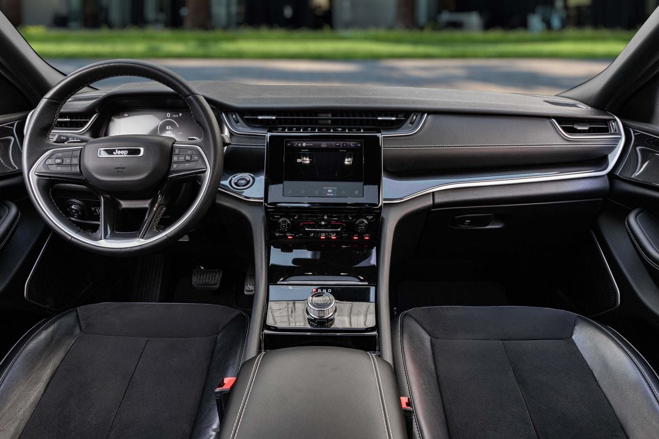 جيب جراند شيروكي Grand Cherokee Altitude | 2,253 P.M | 0% Downpayment | LOW KMS!