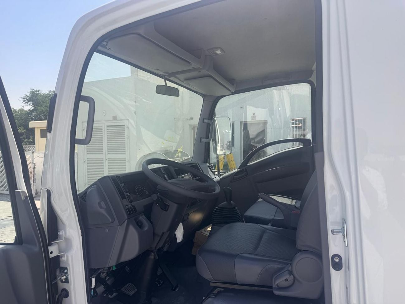 إيسوزو فوروارد Isuzu / N-Series NMR85 E22 Cab Chassis Truck 4x2 Short Wheel Base