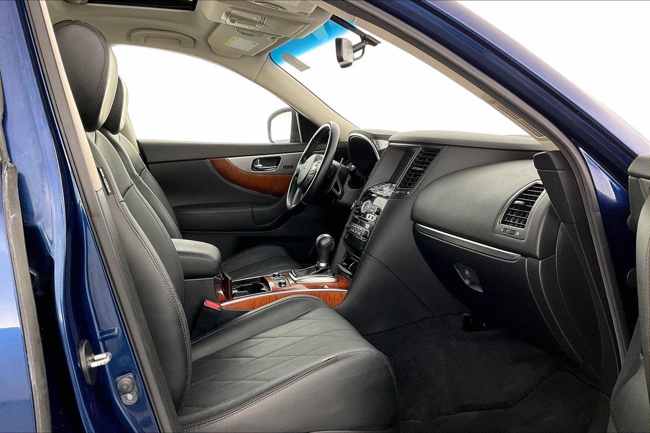 Infiniti QX70 Luxury / Luxe Sensory