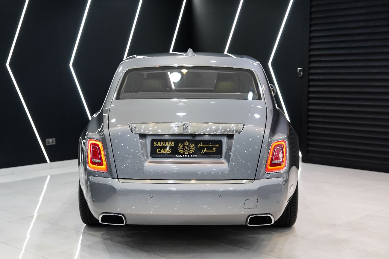 رولز رويس فانتوم Rear Entertainment, Bespoke Audio, Starlight Roof, GCC Spec!!