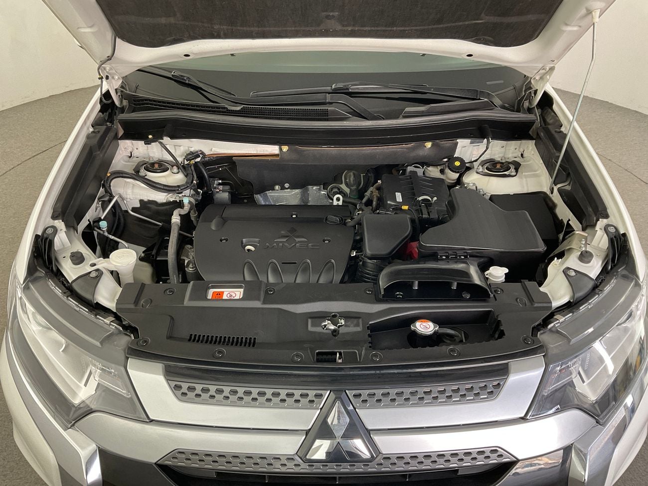 ميتسوبيشي آوتلاندر 2.5 GLX AUTO 4WD 7SEAT ML FABRIC SEATS | شامل الضمان | 0 ﺪﻔﻋﺓ ﺃﻮﻟﻯ