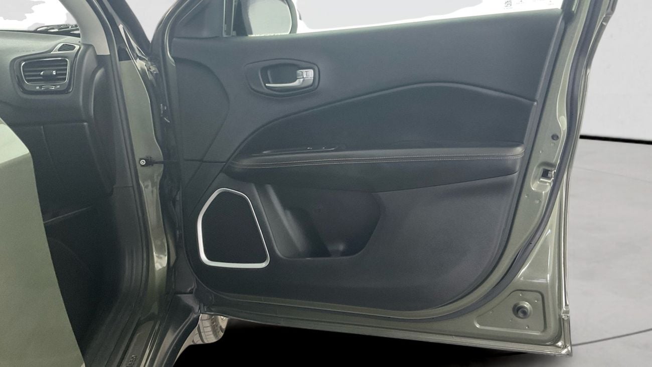 جيب كومباس 2.4 LIMITED HIGHLINE 4WD AUTO | شامل الضمان | 0 ﺪﻔﻋﺓ ﺃﻮﻟﻯ