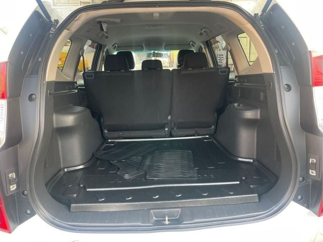 ميتسوبيشي باجيرو Diesel 2.4 Liter Right Hand Drive Automatic 4WD T.V Back Camera