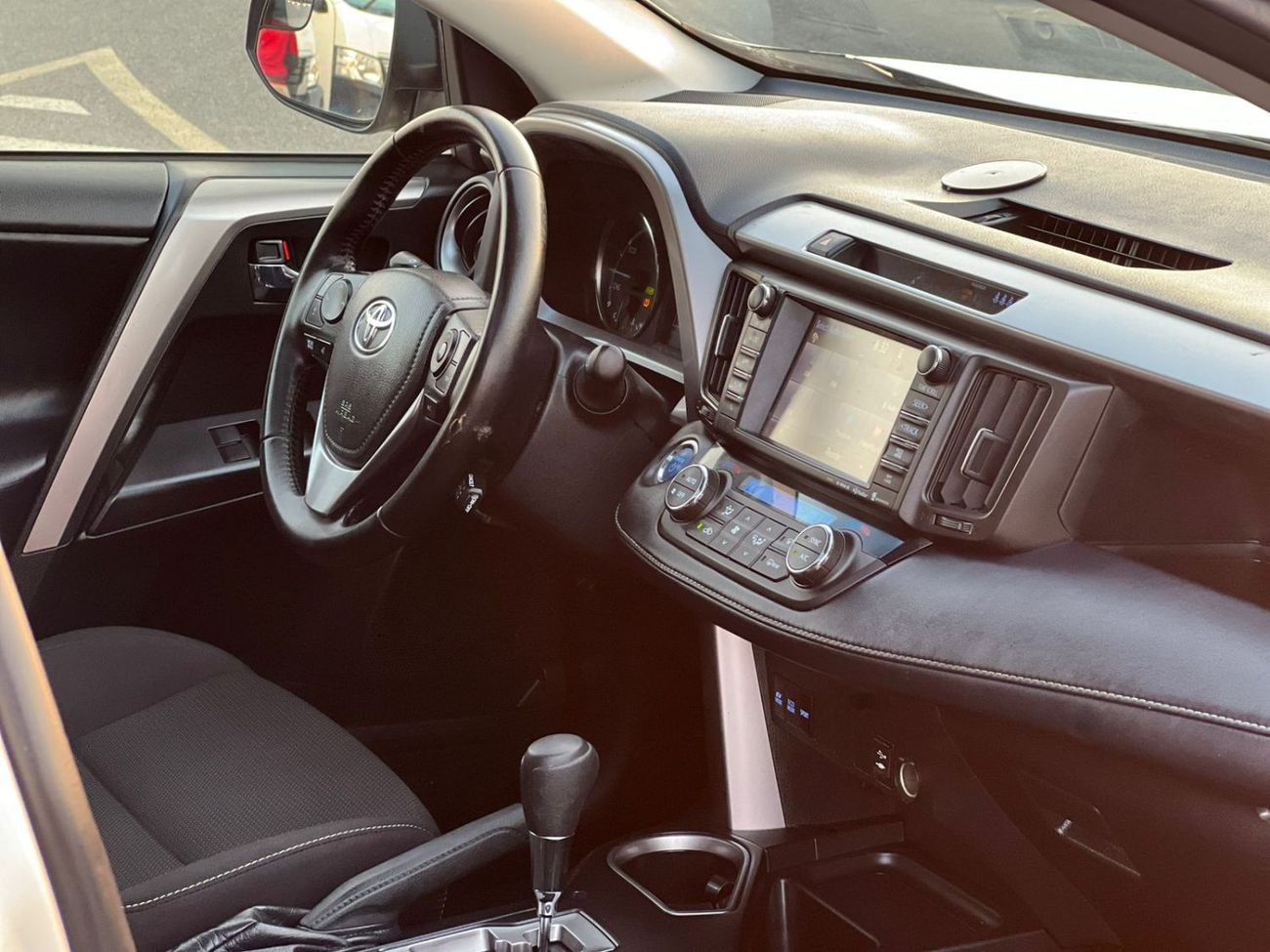 Toyota RAV4 2018 Toyota RAV4 Hybrid XLE – Full Option – 2.5L V4 – AWD 4x4 – Sunroof –