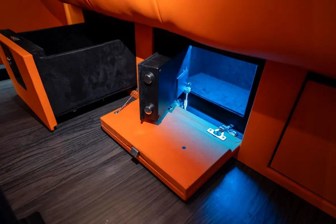 Mercedes-Benz Sprinter VIP MERCEDES with Additional AC and Air Suspension - 2 Years Warranty VLINE