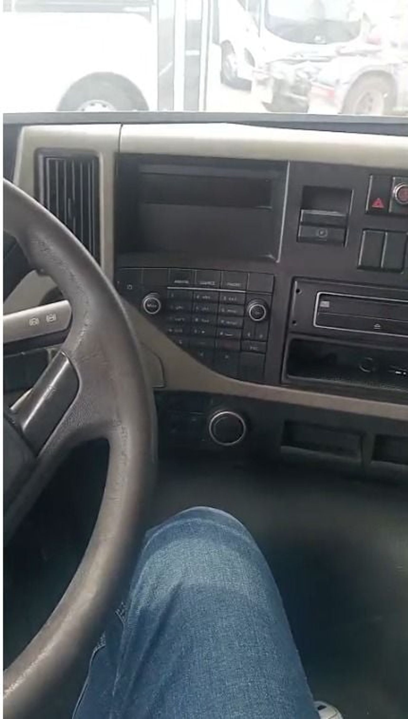 فولفو إف إم شاحنة فولفو FM 400 ذات الدفع الثنائي موديل 2016