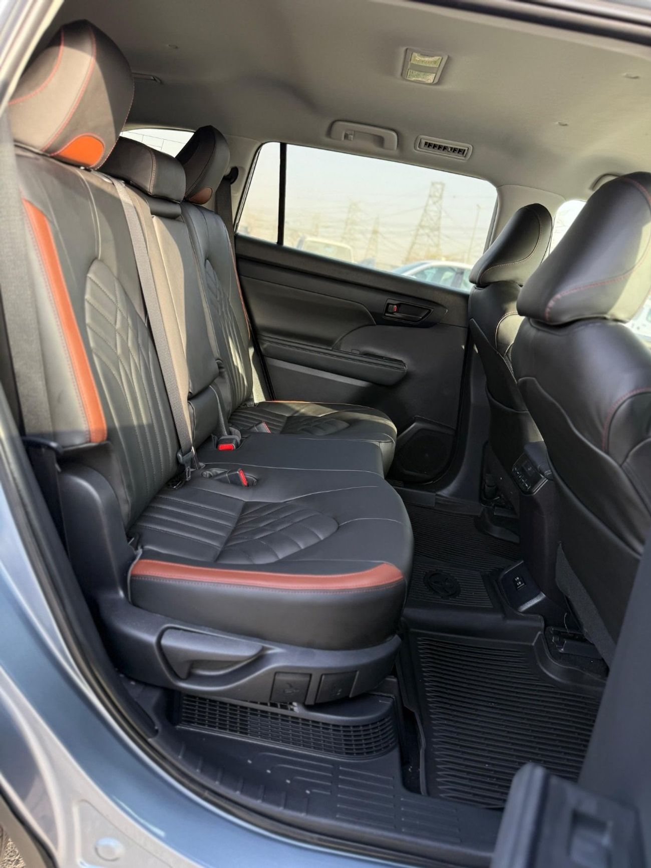 Toyota Highlander Hybrid leather seats,push start,blind spot