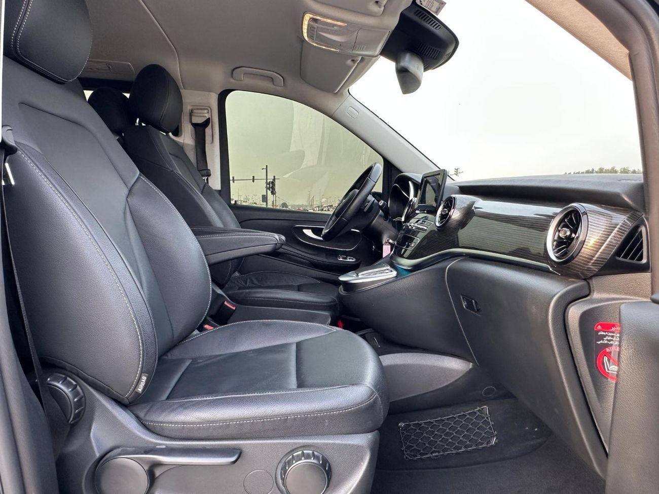 Mercedes-Benz V 250 Std 2.1L MERCEDES V-250 GCC 2024 ORGINAL PAINT // LOW MILEAGE // PERFECT CONDITION