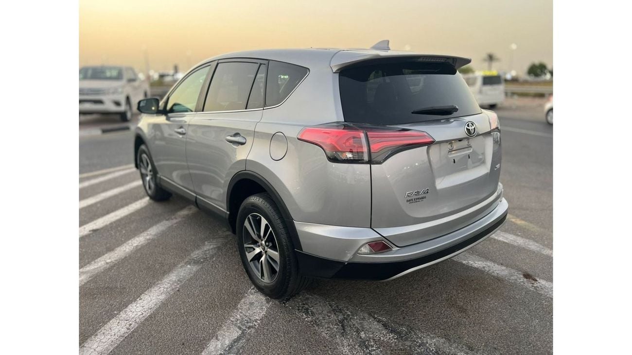 Used 2018 TOYOTA RAV4 XLE - LEATHER SEATS + SUNROOF + Rear Camera ...