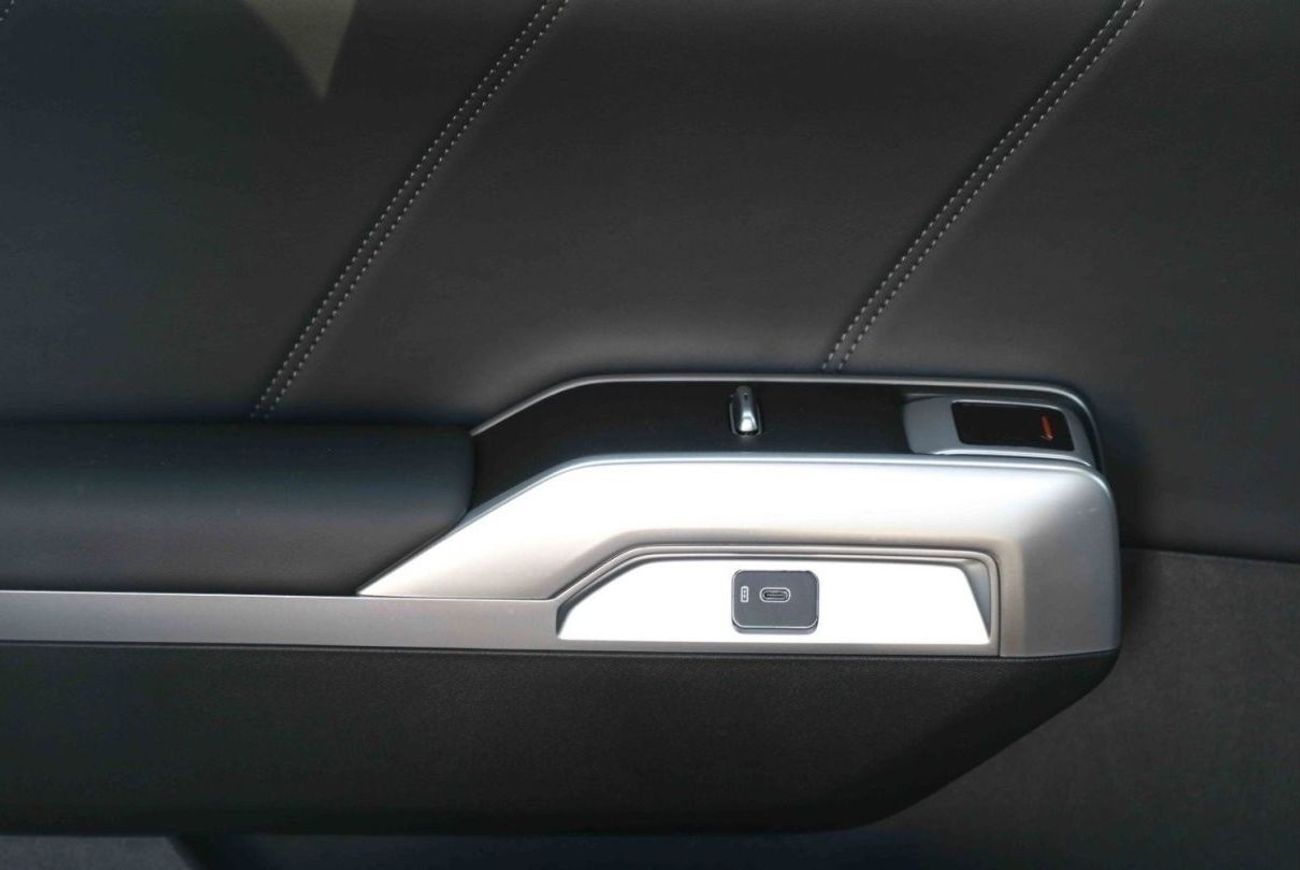 Changan Deepal G318 2024 Changan Deepal G318 Air Suspension - Plug-in Hybrid - White inside Black