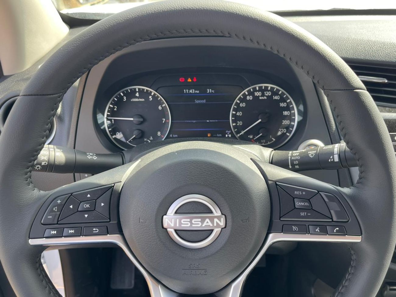 Nissan Navara Std 2.5L 4WD M/T Nissan Navara Double Cab  2.5L Petrol 4WD 5 Seater MT White