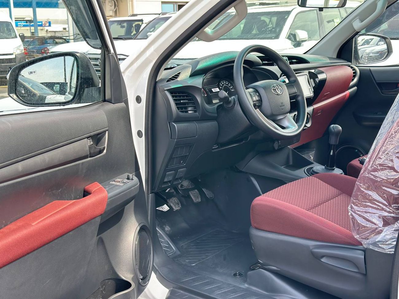 تويوتا هيلوكس سنغل كبين 2.4 لتر 4X4 ديزل ناقل حركة يدوي // 2026 // المواصفات القياسية: نوافذ كهربائية، مشغل DVD //