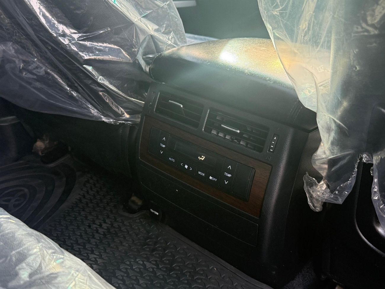 Toyota Land Cruiser 200 Series VX update to Sahara shape