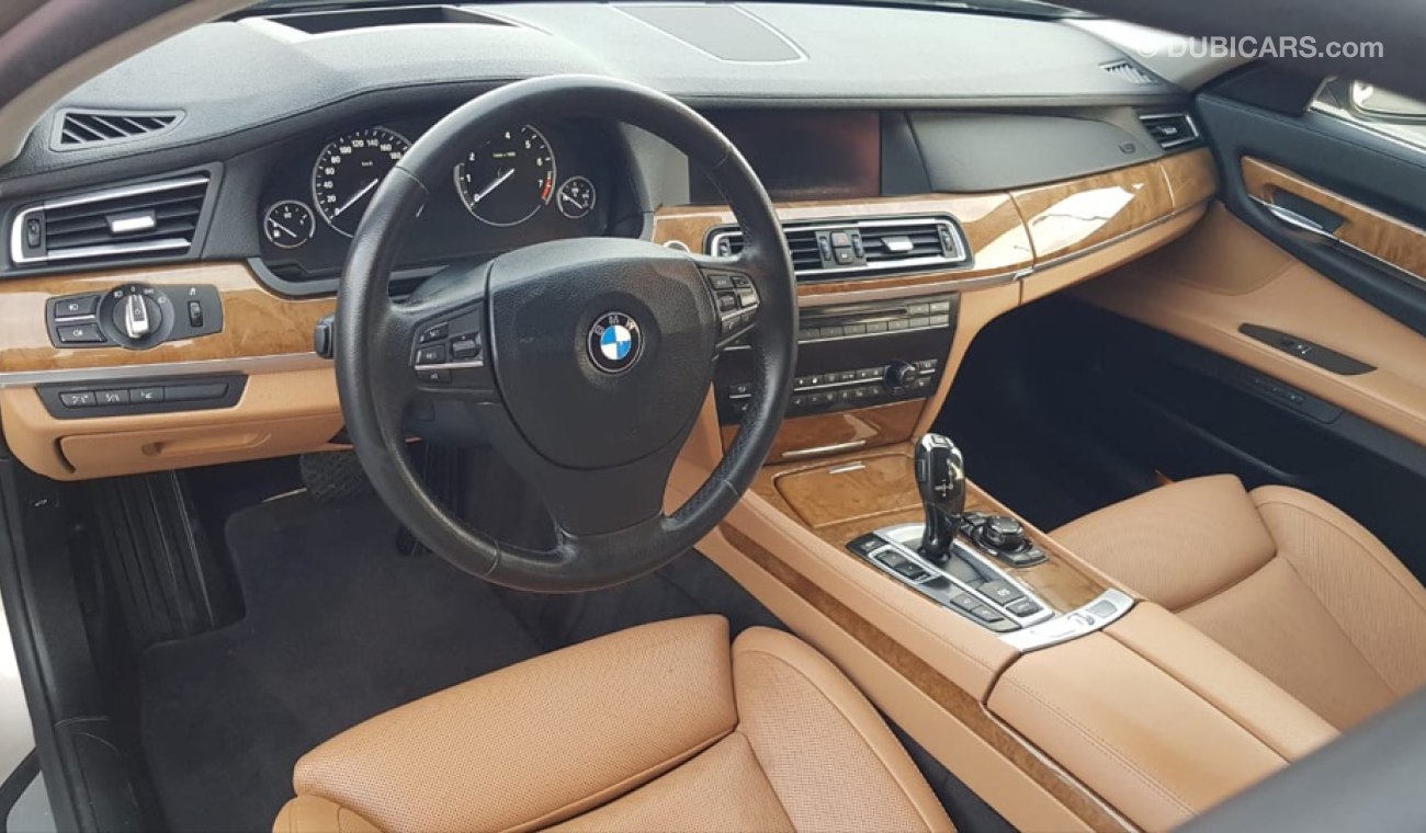 بي أم دبليو 750Li موديل 2010 واد اليابان حاله ممتازه جدا من الداخل والخارج فل مواصفات كراسي جلد ومثبت سرعه وتحكم كهربي