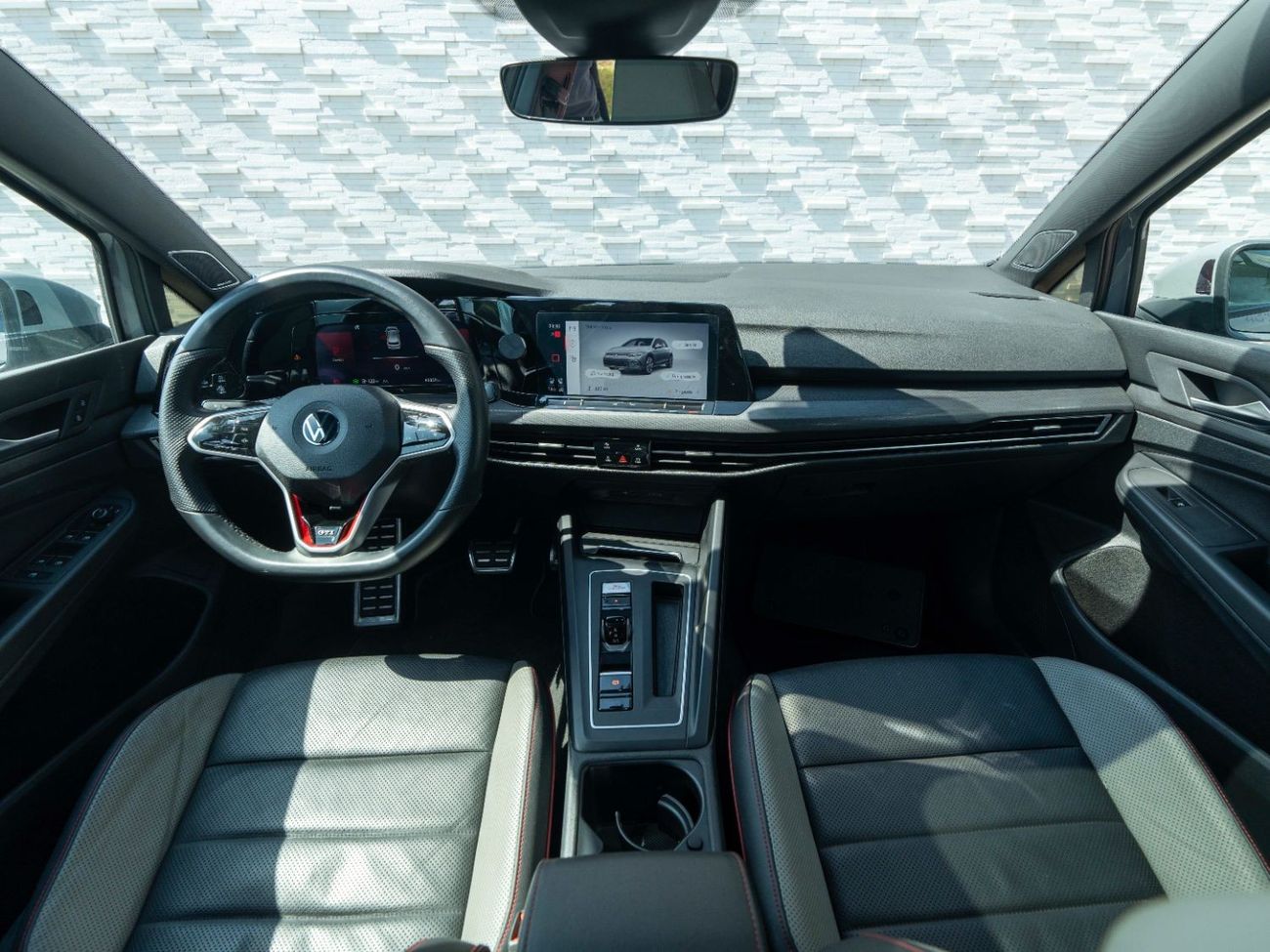 Volkswagen Golf GTI AED 1,808 PM • GTI P2 FULL • LOW KM • OFFICIAL VOLKSWAGEN WARRANTY UNTIL 2026 • STUNNING COLOUR