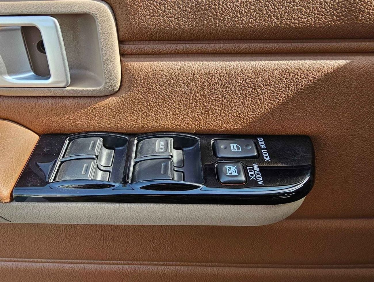 Toyota Land Cruiser Pick Up LX-Z1 DOUBLE CABIN / 2.8L V4 DIESEL / A/T/ LEATHER SEATS / DIFF LOCKS / 4WD (CODE#LX-Z1)
