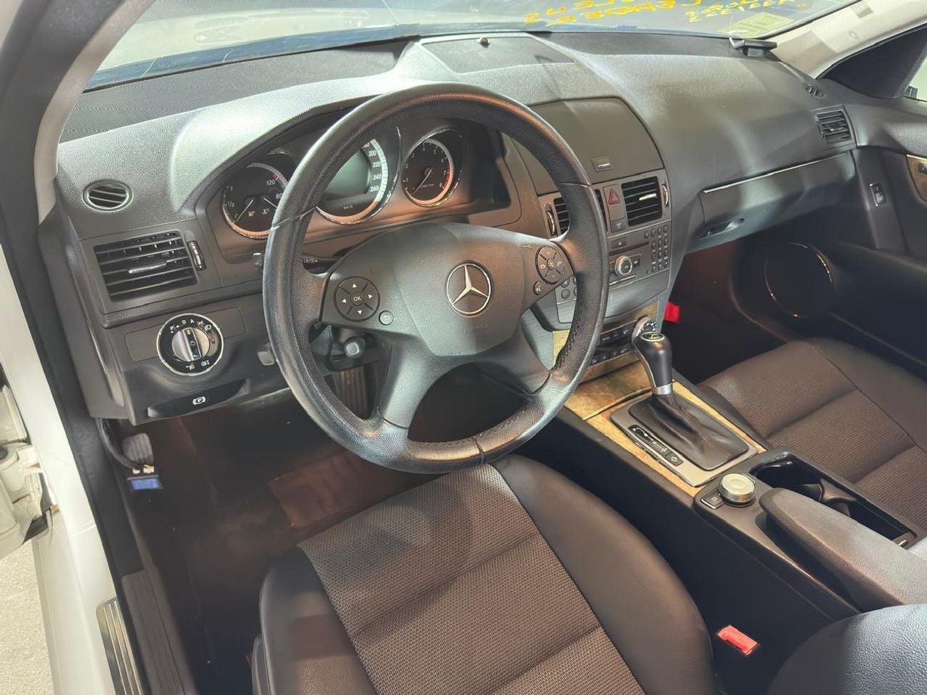 مرسيدس بنز C 300 MERCEDES C-CLASS C300 2010 3.0L | FULL SERVICE HISTORY | TWO KEYS | BLACK LEATHER INTERIOR