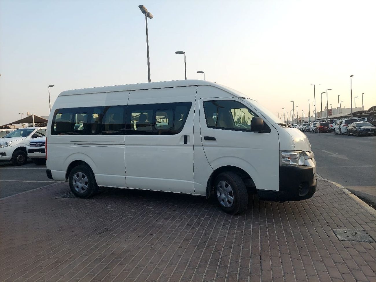 Toyota Hiace 2.7L PETROL HIGHROOF 13 SEATER MANUAL TRANSMISSION