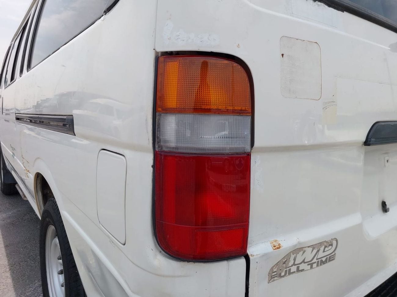 Toyota Hiace TOYOTA HIACE COMMUTER VAN RHD 2001 MODEL 3.0 L DIESEL AUTOMATIC(PM02185)