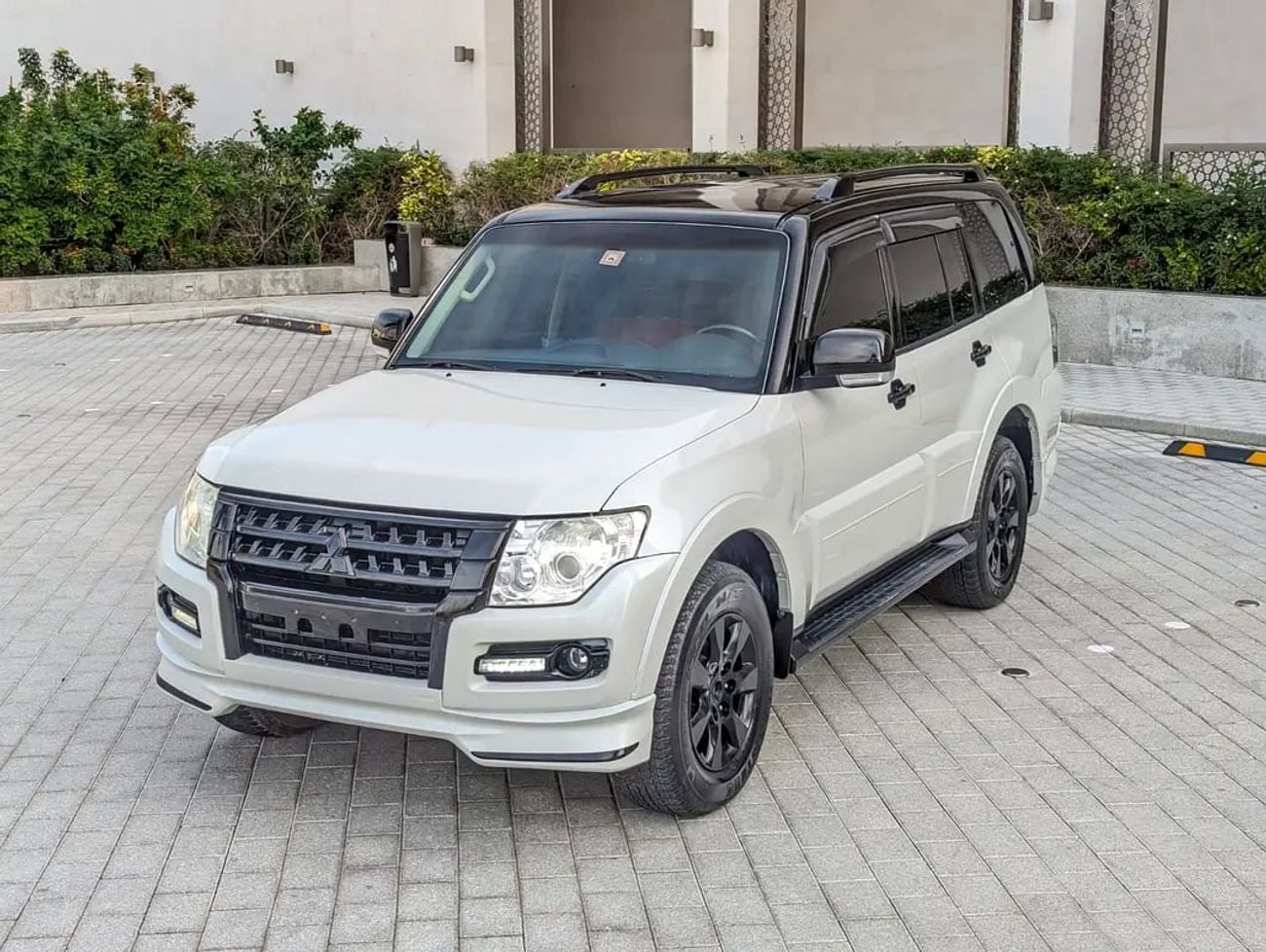 ميتسوبيشي باجيرو MODIFIED SIGNATURE EDITION GLS MID V6 3.5L GCC IN EXCELLENT CONDITION