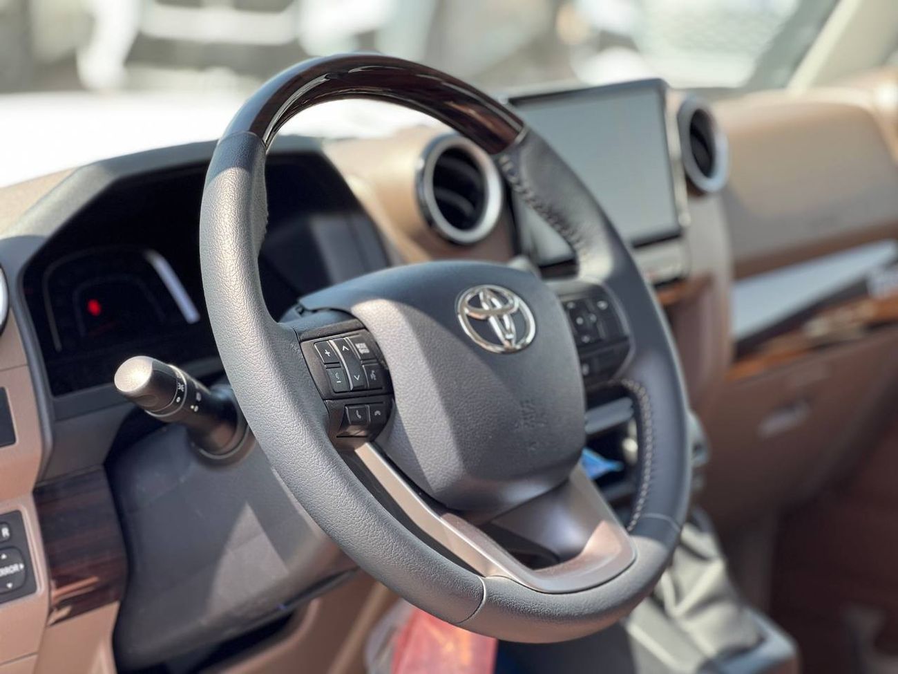 تويوتا لاند كروزر 70 LC76 2.8L TURBO DSL A/T // 2025 // FULL OPTION WITH RADAR , DIFF LOCK , DVD & BACK CAMERA // SPECIAL