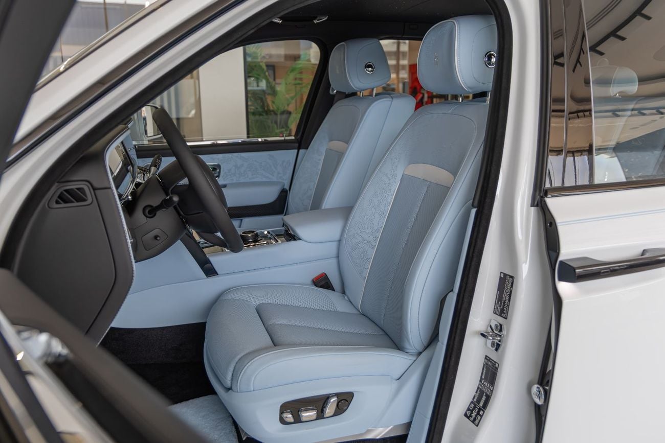 رولز رويس كولينان ROLLS-ROYCE CULLINAN | BLACK BADGE | FULL OPTIONS | BESPOKE SOUND SYSTEM | GCC SPECS | DEALER WARRAN