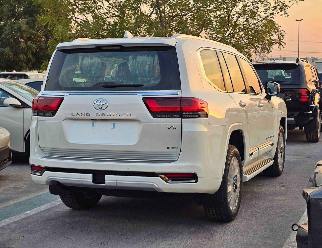تويوتا لاند كروزر VX HYBRID / 3.5L V6 PETROL / RADAR / BIG DVD / JBL SPKRS / LETAHER WITH MEMORY SEATS (CODE # VXH25)